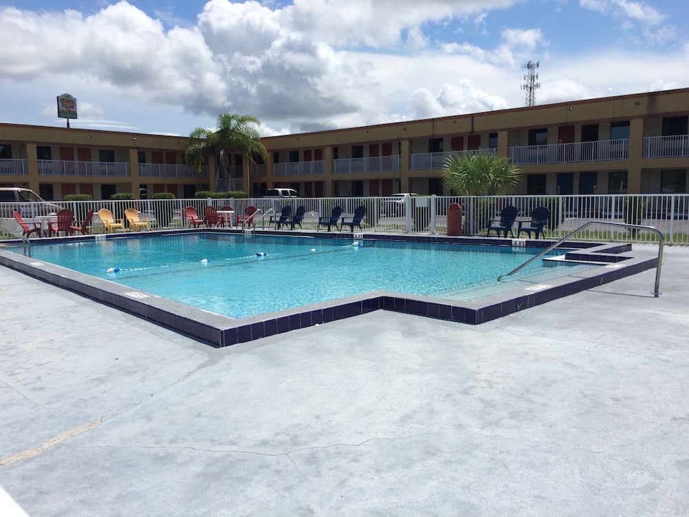 Executive Garden Titusville Hotel - photo 23