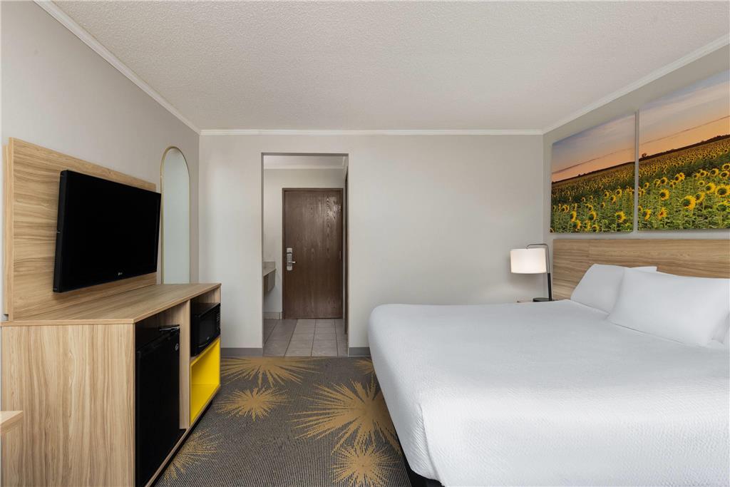 Days Inn & Suites by Wyndham Kansas City South in Kansas City, United States