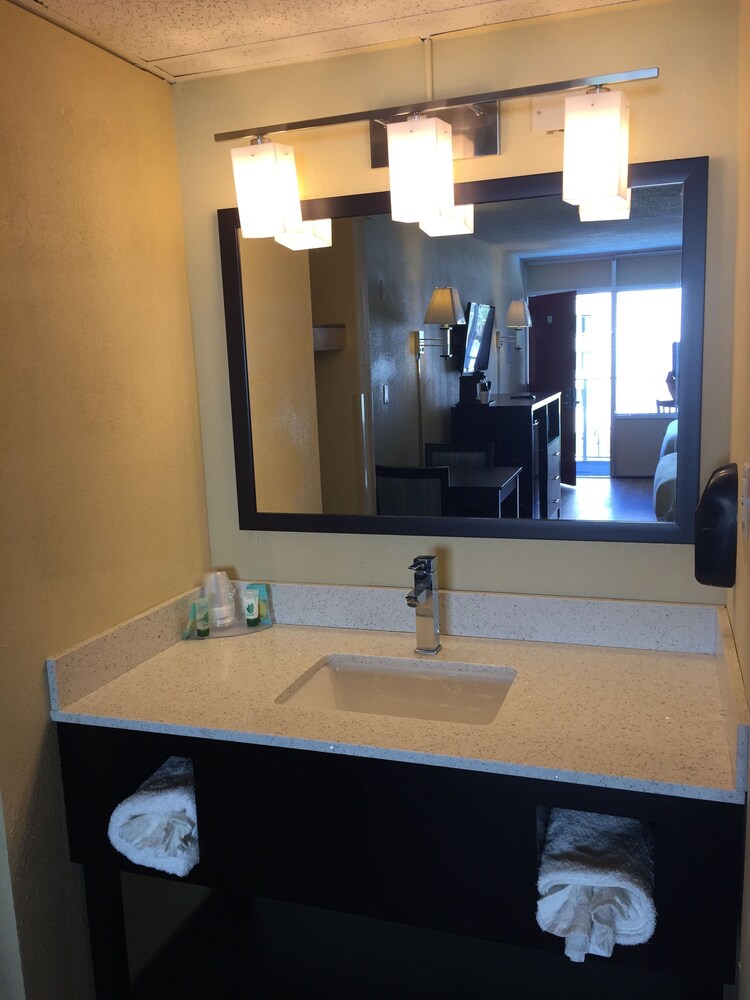Blu Atlantic Oceanfront Hotel & Suites - photo 26