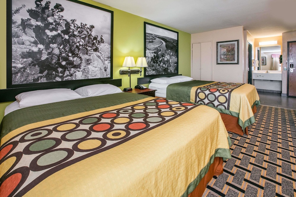 Super 8 by Wyndham Farmers Branch North Dallas - photo 4