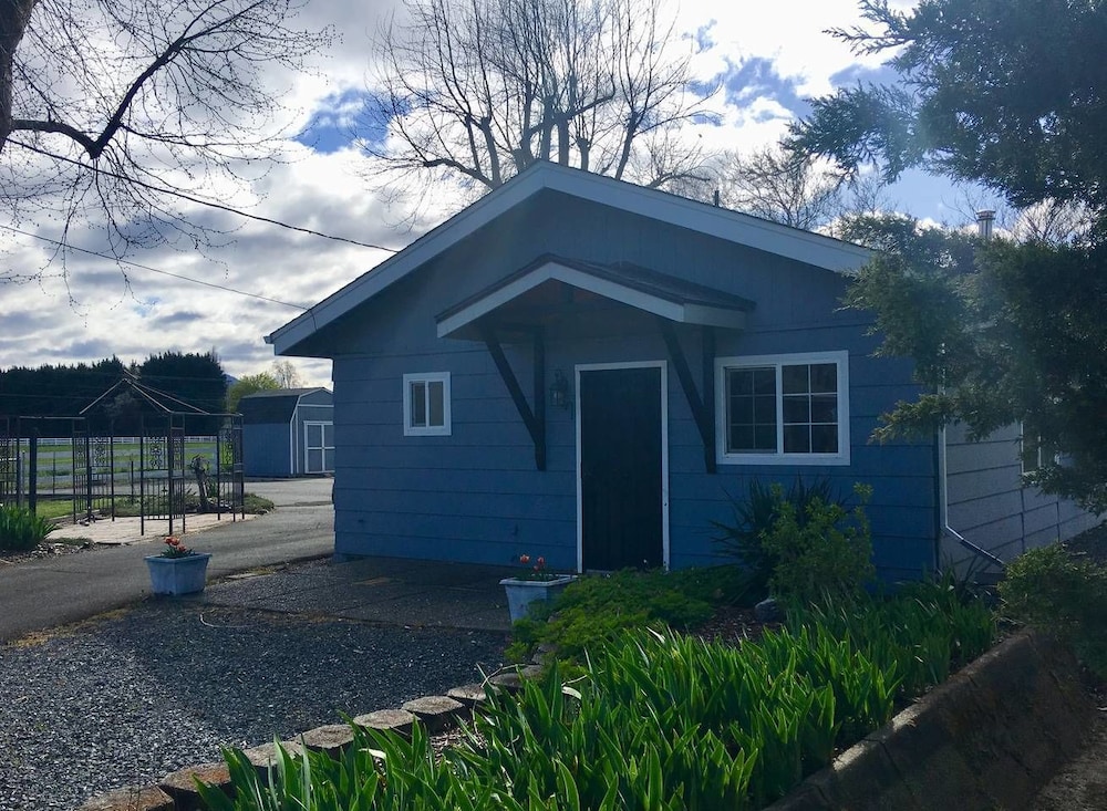Racing Horse Guest House Free Unlimited Golf 10916841 — Grants Pass