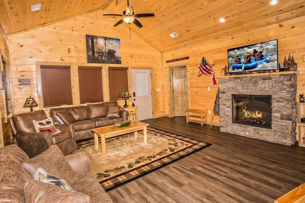 All Bear Paws in Pigeon Forge, United States