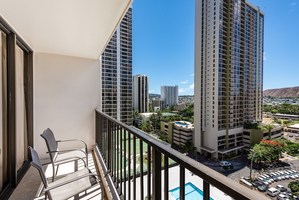 Spacious 14th Floor Corner Suite Partial Diamond Head and Ocean Views FREE Parking by Koko Resort Vacation Rentals - photo 32