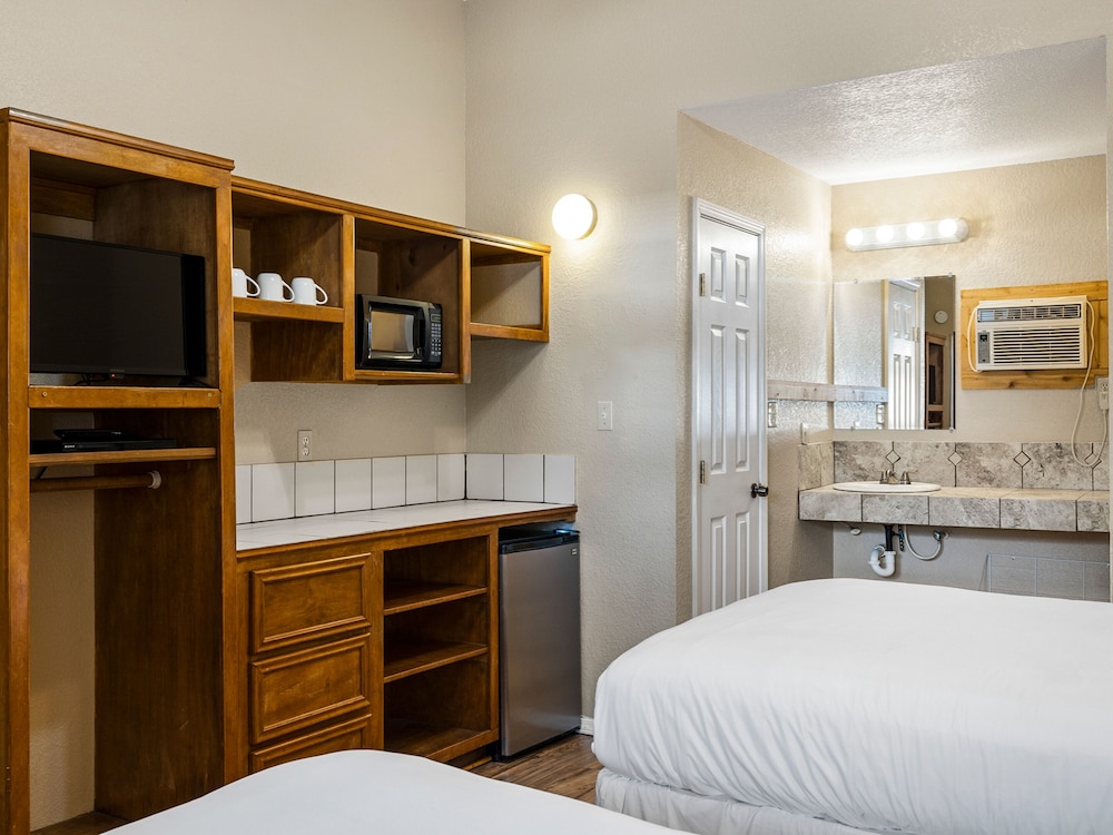 The Claire Hotel - photo 41
