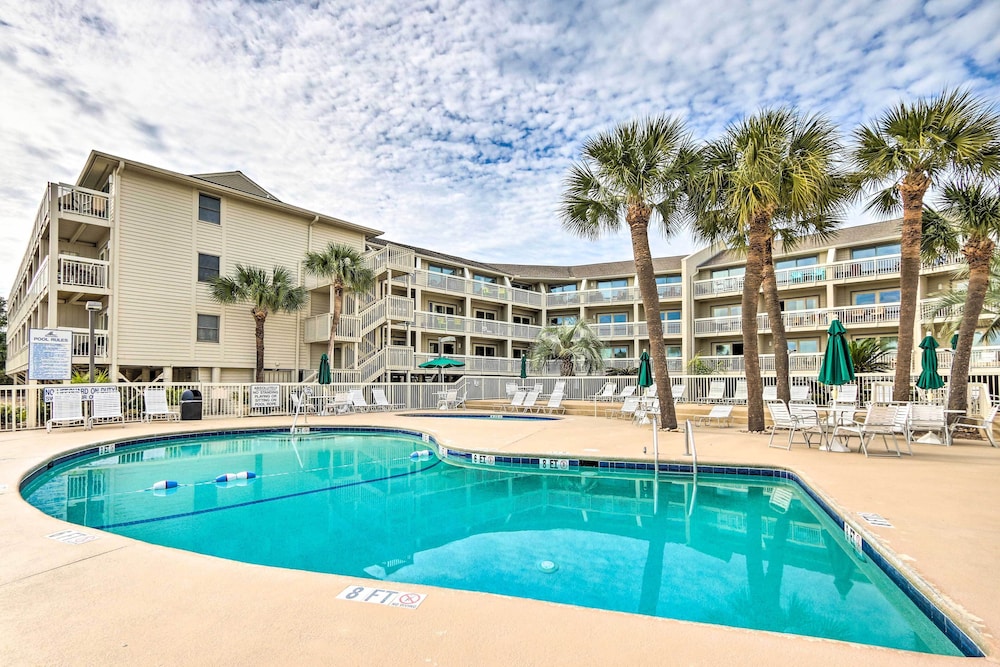 Walk to Bars & Shops: Resort Condo in Hilton Head - photo 2