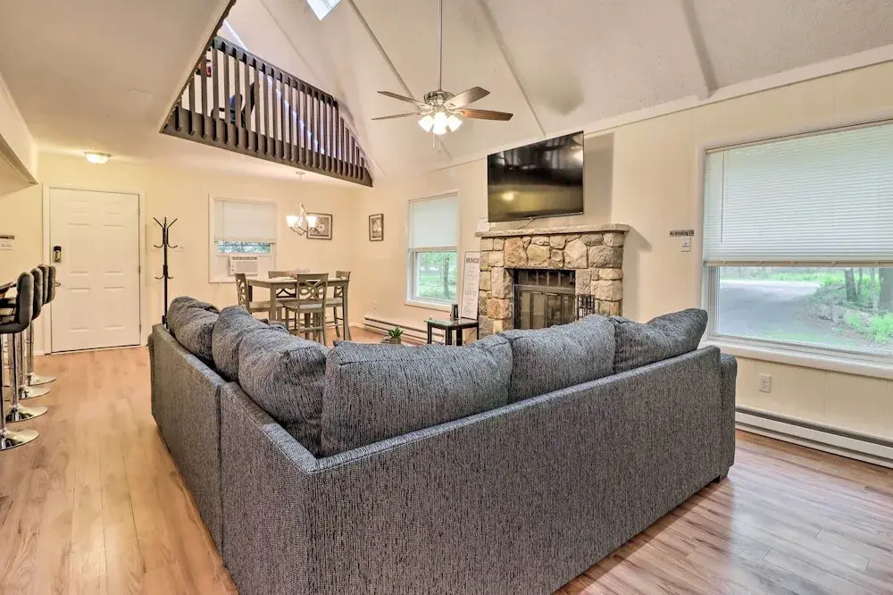 7 Mi to Lake Harmony Home with Furnished Deck — 4-Star Luxury Hotel in Towamensing Trails, United States