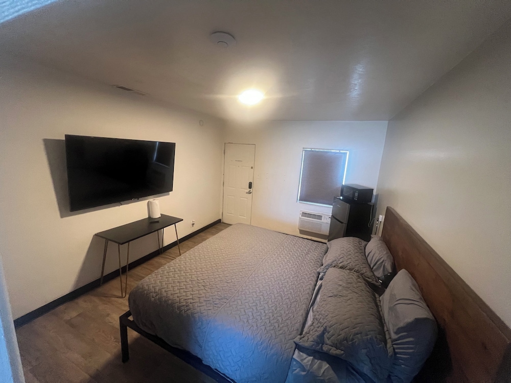 Mac s Motel - photo 8