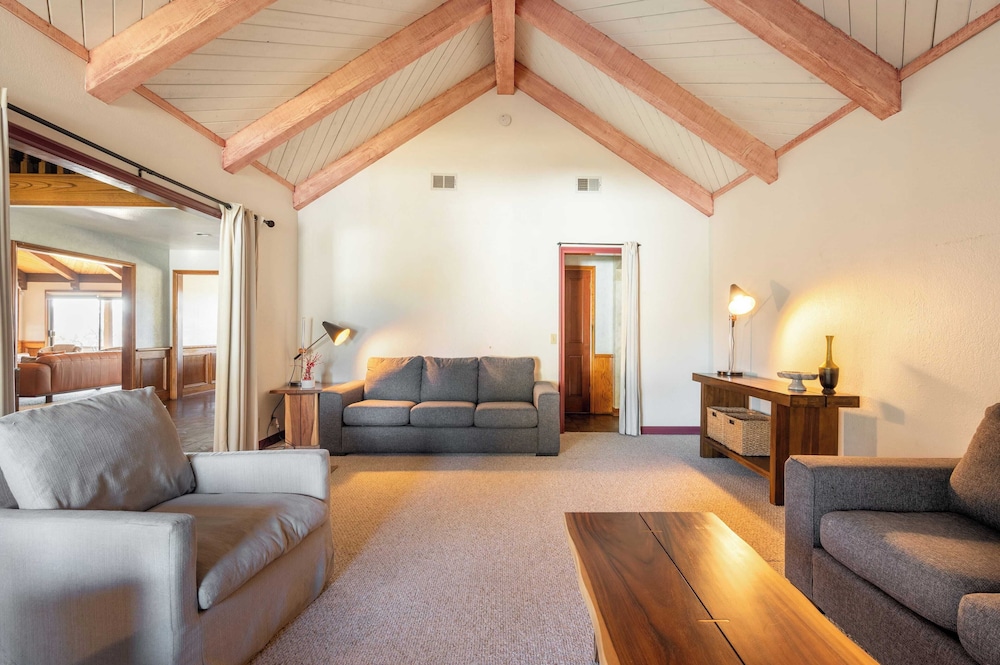 Cathedral by Avantstay Charming Secluded Estate w Sauna Pool Table & Views of the Rolling Hills - photo 38
