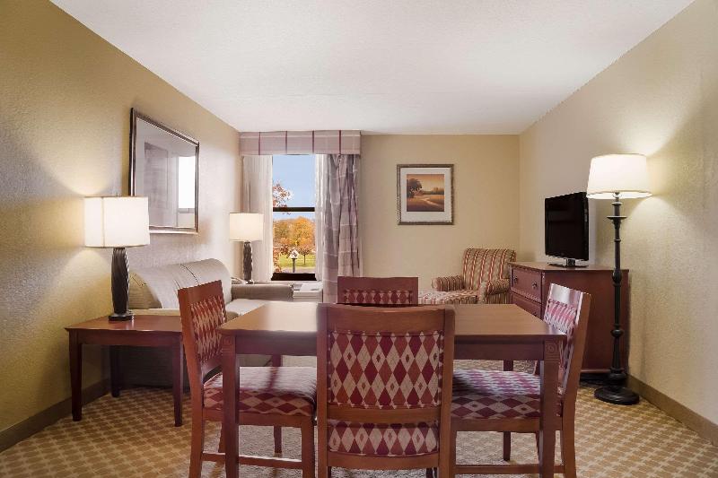 Quality Inn & Suites - photo 19
