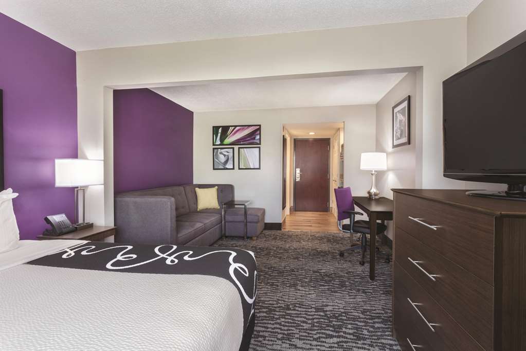 La Quinta Inn & Suites by Wyndham Columbus North - photo 19