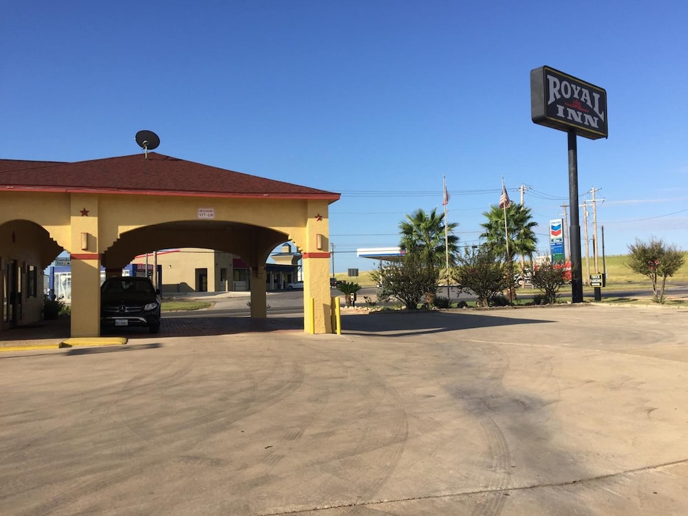 Royal Inn Pearsall - photo 30