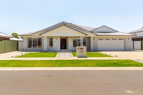 Large Premium Family Getaway with Centralised Heating in Shepparton, Australia