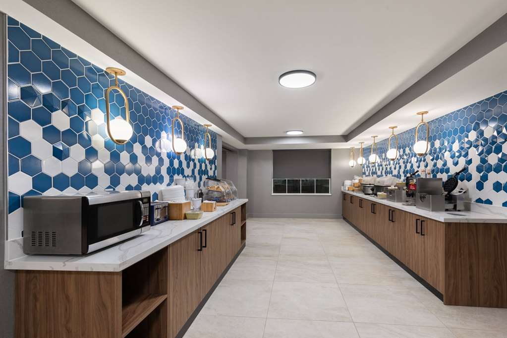 La Quinta Inn & Suites by Wyndham Knoxville Papermill - photo 9