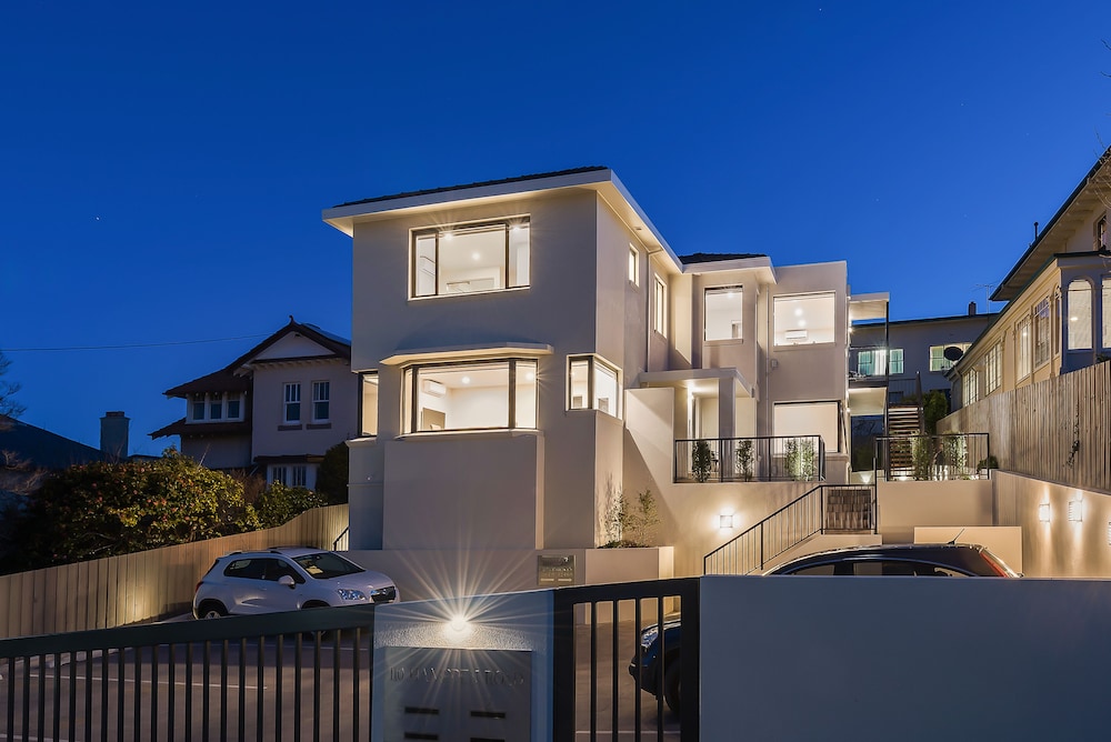 110 Hampden Apartments — 4-Star Luxury Hotel in Battery Point, Australia