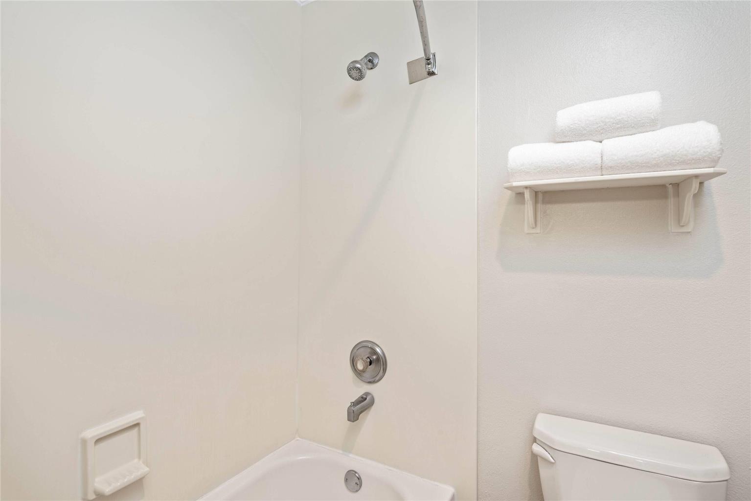 La Quinta Inn & Suites by Wyndham Baton Rouge Siegen Lane - photo 32