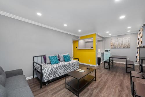 Montrose 1BR Apartment with Modern Vibes and Fast WiFi — 4-Star Luxury Hotel in Houston, United States