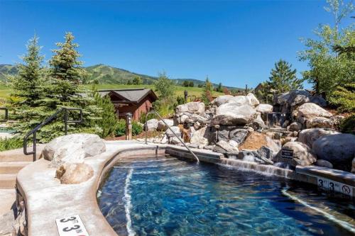 Game Room Heated Pool Hot Tubs Private Washer Dryer in Steamboat Springs, United States