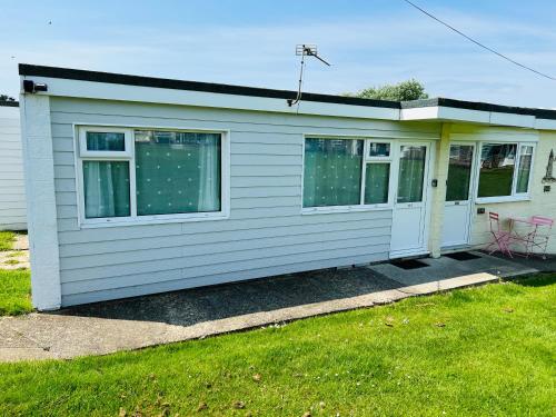 2 Bedroom Chalet SB113 Sandown Bay Isle of Wight — 4-Star Luxury Hotel in Brading, United Kingdom