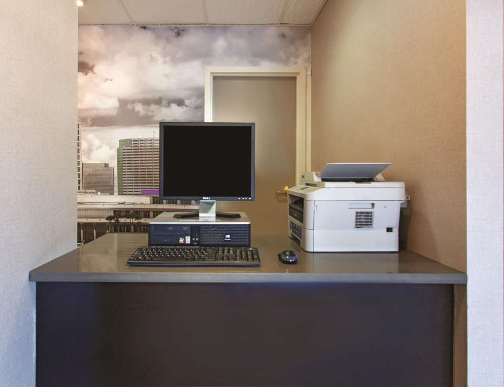 La Quinta Inn & Suites by Wyndham Tampa Bay Area Tampa South - photo 25