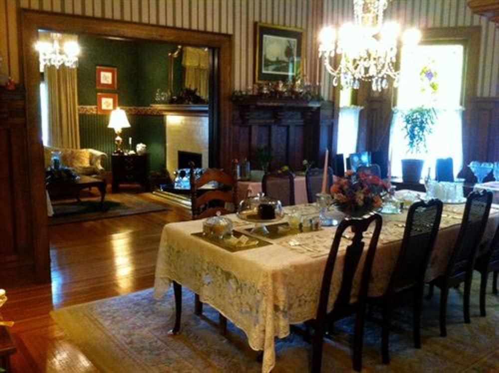 Brass Pineapple Inn - photo 44