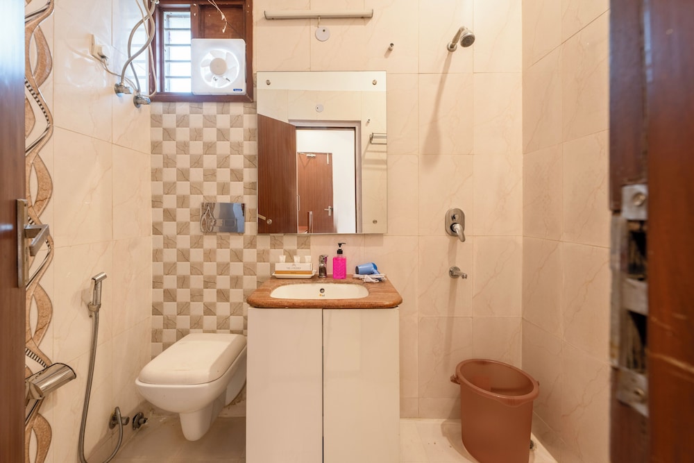 The Lodgers Hotel Near Medanta Hospital Sector 38