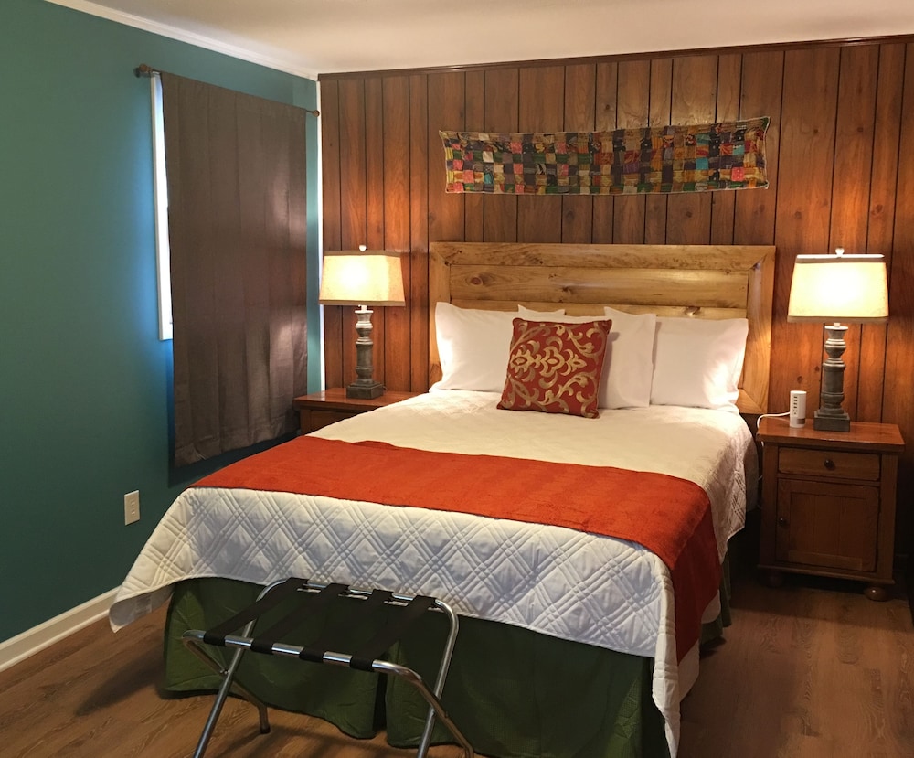 Meadowlark Motel with Restaurant & Bar - photo 3