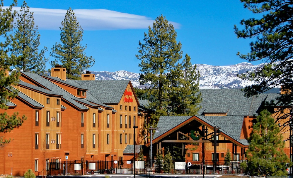 Hampton Inn & Suites Tahoe Truckee - photo 2