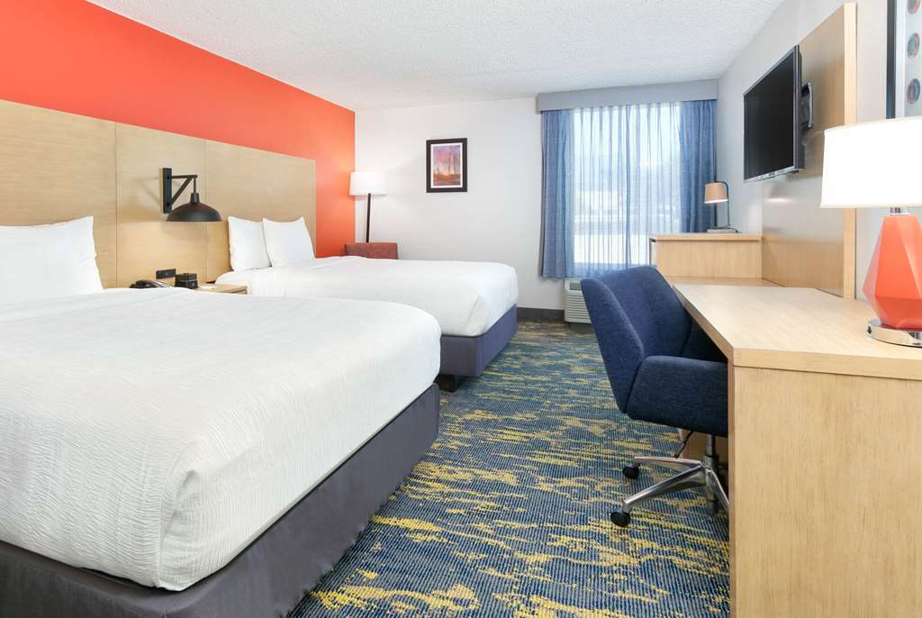 La Quinta Inn & Suites by Wyndham Dallas Las Colinas - photo 10