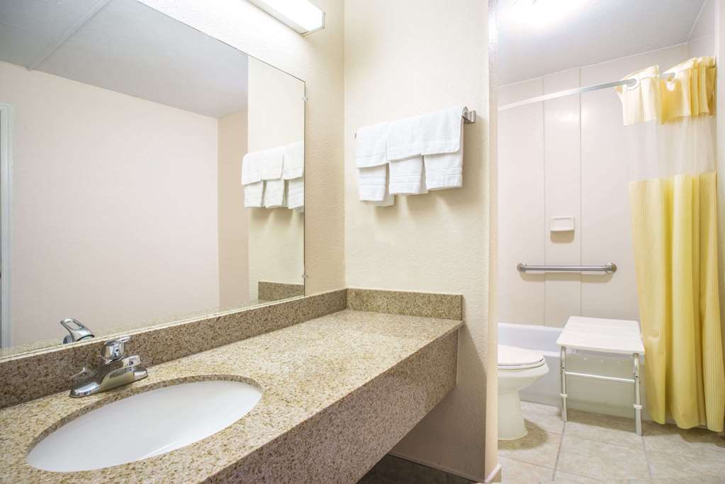 Days Inn by Wyndham Roanoke Hollins Near I 81 - photo 11
