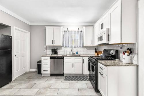 Modern Rustic Farmhouse Apartment near Downtown — 4-Star Luxury Hotel in Mount Clemens, United States