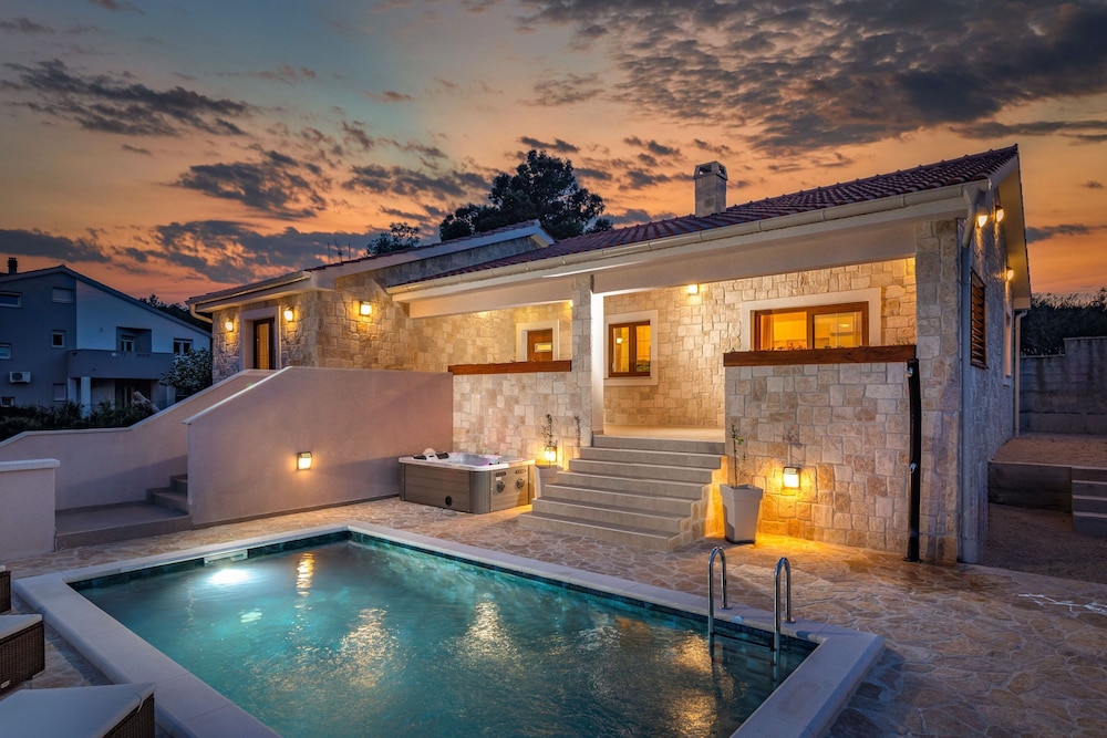 Villa Alora — 4-Star Luxury Hotel in Pridraga, Croatia