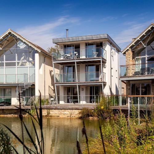 Lakeside property with a Spa on a nature reserve Woodlark HM30 in Stow On The Wold, United Kingdom