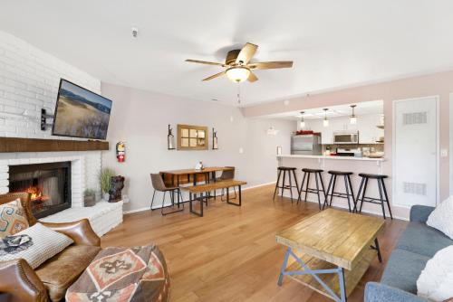 Brownie’s Den Modern Cozy Central Resort Condo — Big Bear Lake — photo 3