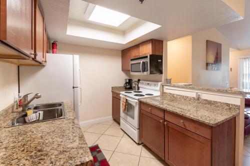 Stylish Cozy 2BR 2BA Condo near Rio Vegas Luxury