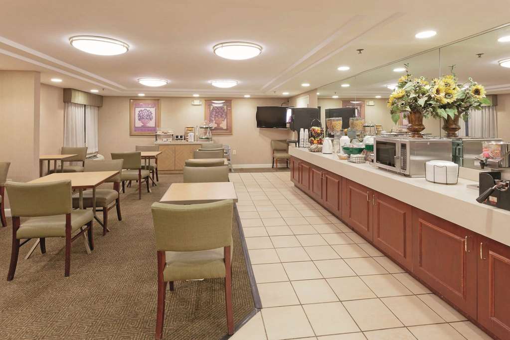 La Quinta Inn & Suites by Wyndham Warwick Providence Airport - photo 40