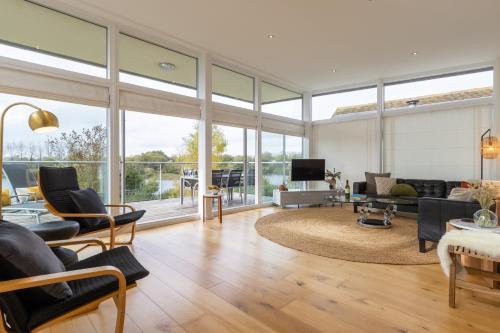 Llyn View HM122 Lakeside Spa Holidays — 4-Star Luxury Hotel in Malmesbury, United Kingdom