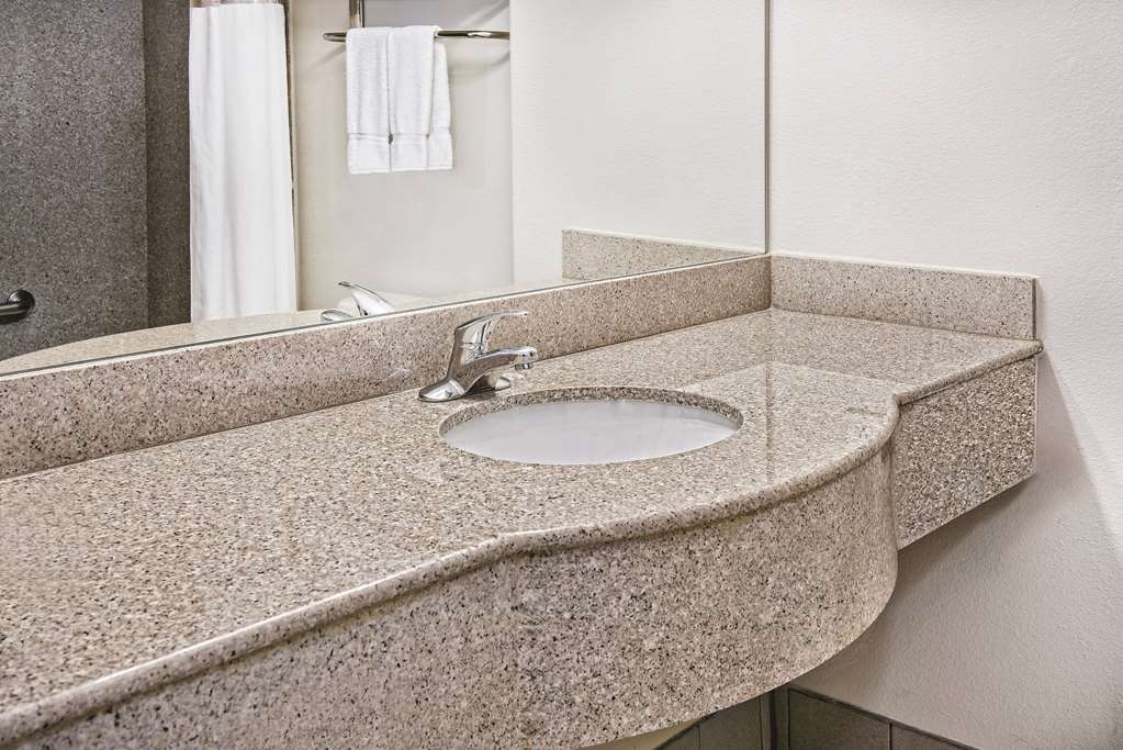 La Quinta Inn & Suites by Wyndham Stephenville - photo 6