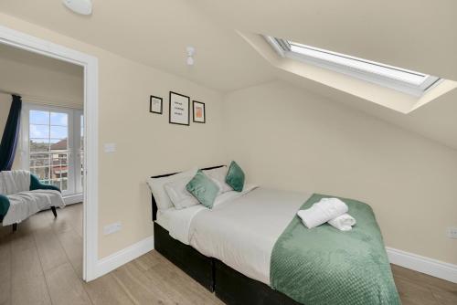 Cosy London Apartment on Elizabeth line Free Parking — 4-Star Luxury Hotel in London, United Kingdom