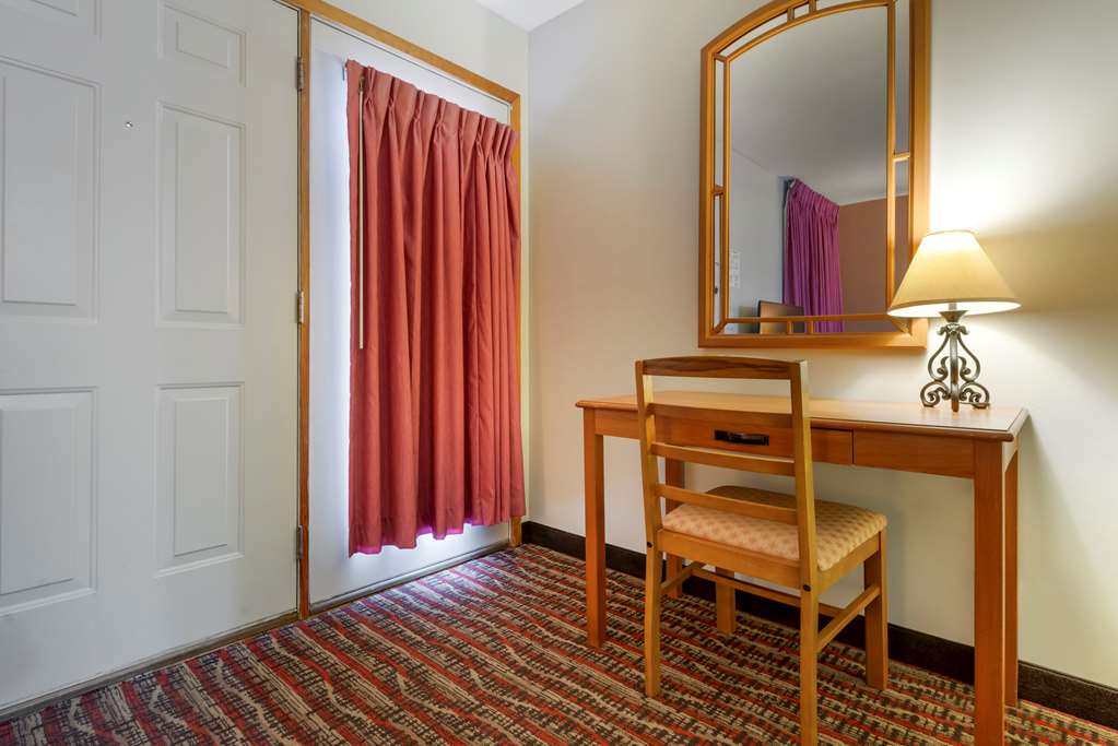 Econo Lodge Lakeview - photo 21