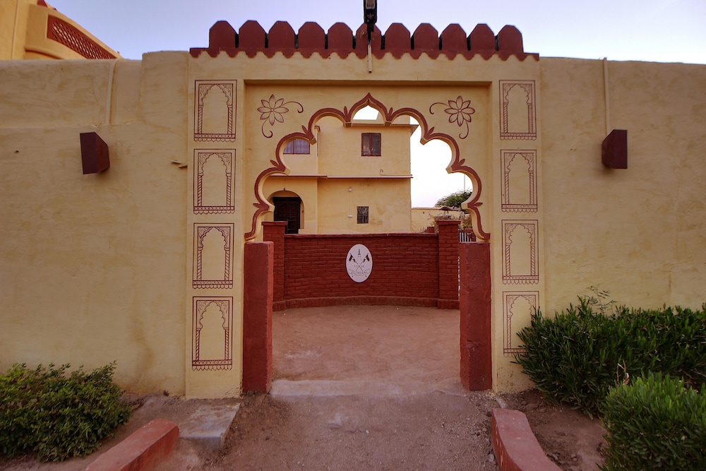 Jawai Castle Resort A Heritage Hotel In Jawai Leopard Reserve — hotel in Sheoganj