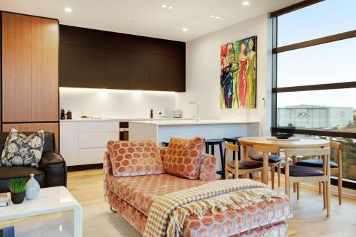 Gorgeous Home with Catalina Bay Views and Carpark — 4-Star Luxury Hotel in Auckland, New Zealand