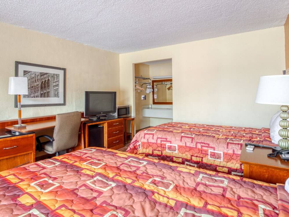 Knights Inn Forest Park - photo 11