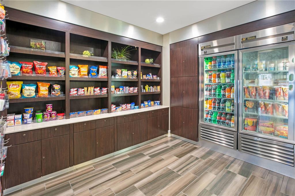 La Quinta Inn & Suites by Wyndham DFW Airport South Irving - photo 32