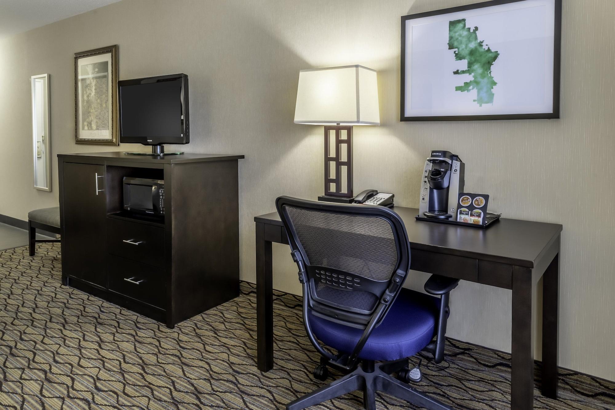 Holiday Inn Hotel & Suites Milwaukee Airport by IHG - photo 4