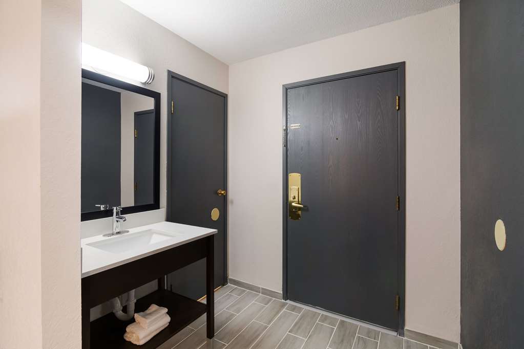 Econo Lodge Williston - photo 20