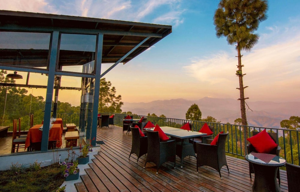 Queens Meadows by Sunshine & Smiles — 4-Star Luxury Hotel in Ranikhet, India