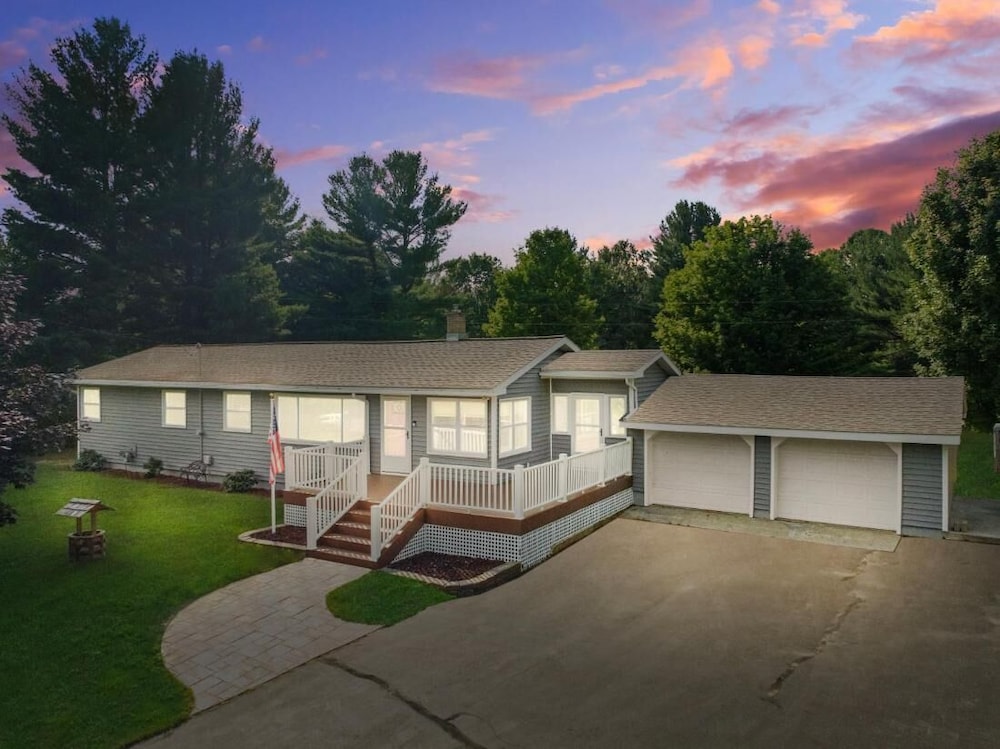 Traverse City Retreat With Hot Tub Games Pets in Traverse City, United States