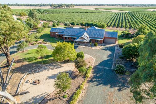 Nepeta Cataria Estate Echuca Holiday Homes — 4-Star Luxury Hotel in Moama, Australia