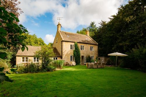 Temple Guiting Cottage — 4-Star Luxury Hotel in Stow On The Wold, United Kingdom