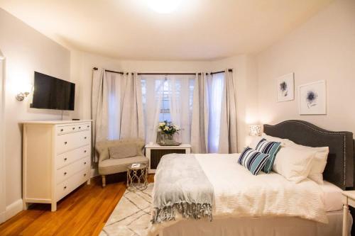 Spacious Studio Coolidge Corner Public Transpor — 4-Star Luxury Hotel in Brookline, United States